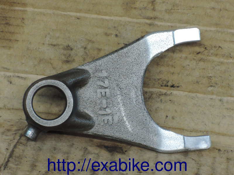 gearbox fork Suzuki GSXR 750 - photo 1