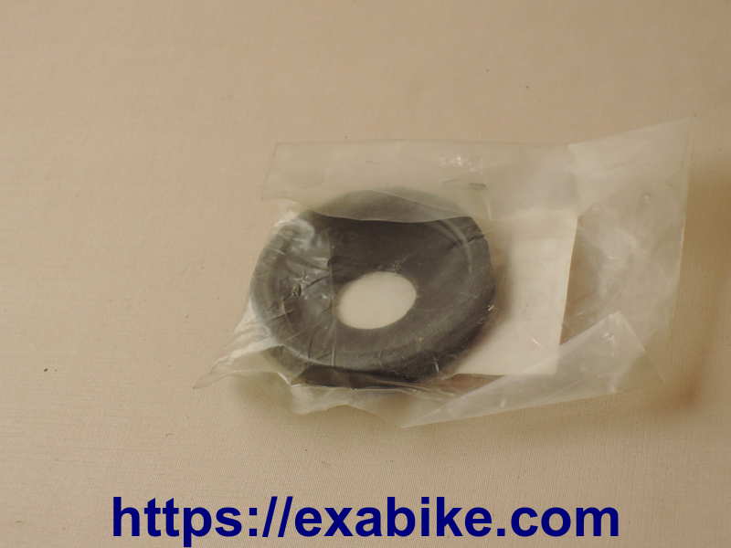 swingarm cap Kawasaki GPZ 500 - photo 1