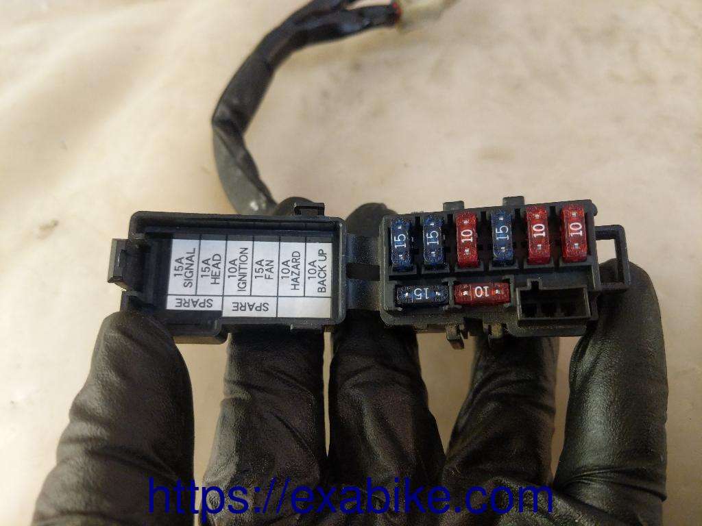 fuse box Yamaha XP 500 T-MAX - photo 2
