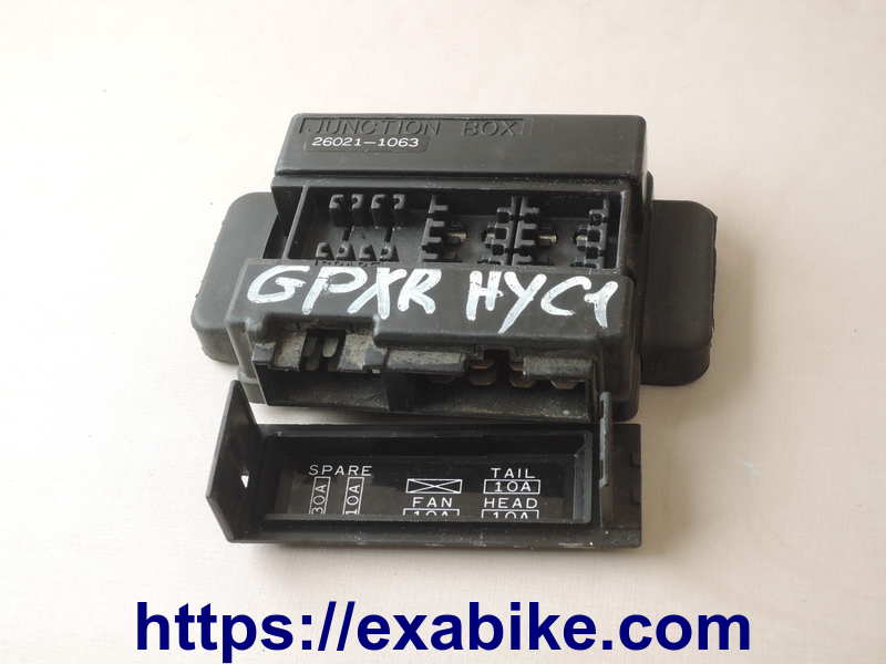 boitier des fusibles Kawasaki GPX-R 600 - photo 1