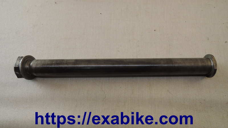 rear wheel axle Suzuki GSXR 600 - photo 1