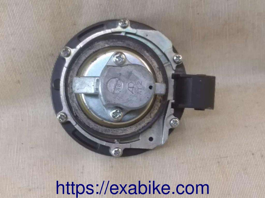 fuel tank cap Suzuki GSR 600 - photo 2