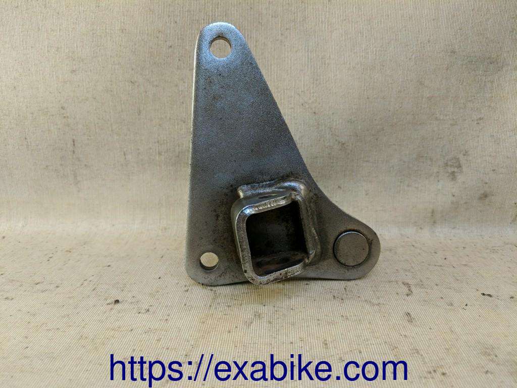 footrest bracket, front left Honda VT 125 Shadow - photo 1