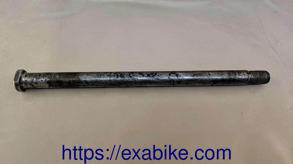 rear wheel axle Suzuki GSXR 750 - photo 1