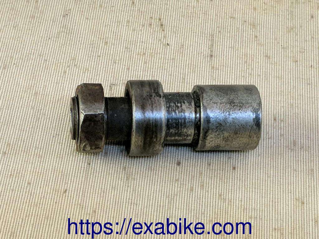 rear wheel spindle Suzuki GT 50 AP 50 - photo 1