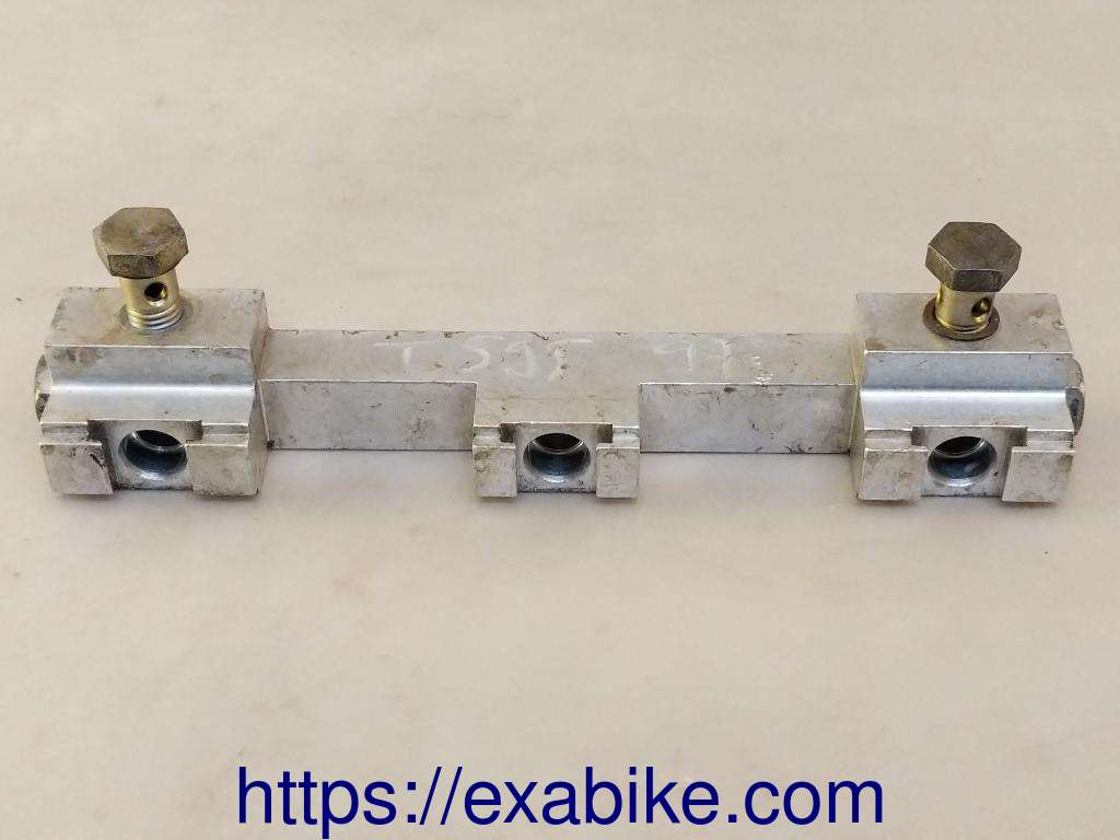 rampe support des injecteurs Triumph Daytona T595 - photo 1