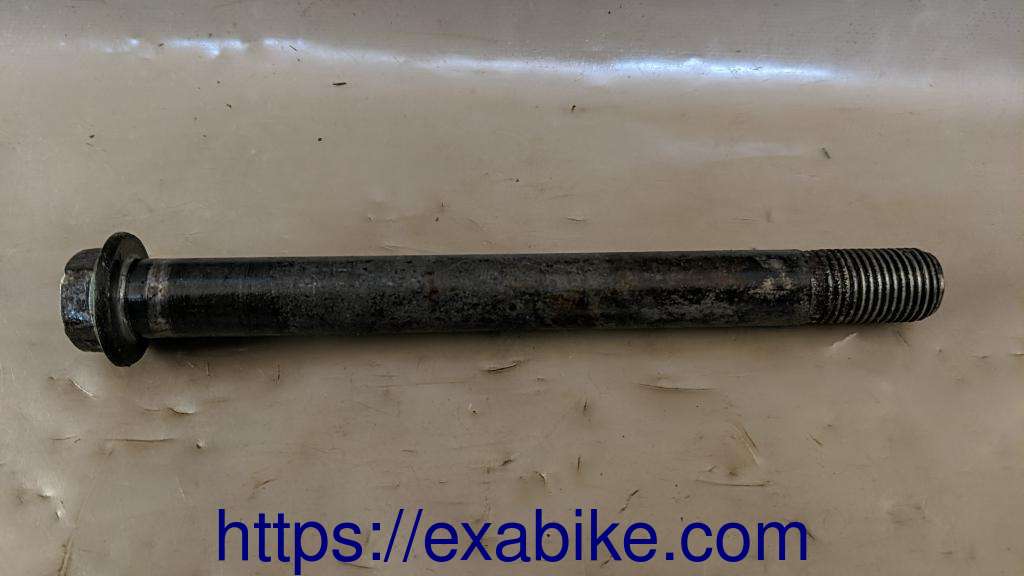swingarm connecting bolt Suzuki GSXR 600 - photo 1
