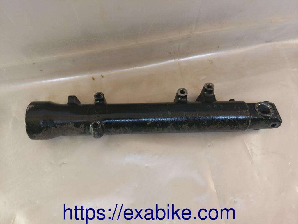 lower fork case, right Kawasaki GPZ 500 - photo 2