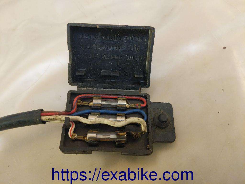 boite à fusibles Kawasaki KZ 1000 - photo 2