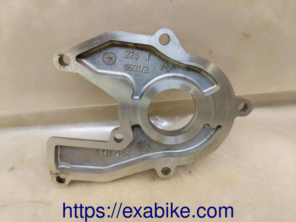 oil pump cover BMW R1150R - photo 1