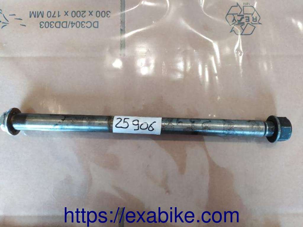 rear wheel axle Honda VF750F - photo 1
