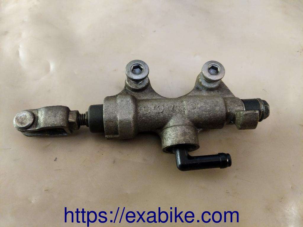 rear master cylinder Kawasaki ER-6 - photo 2