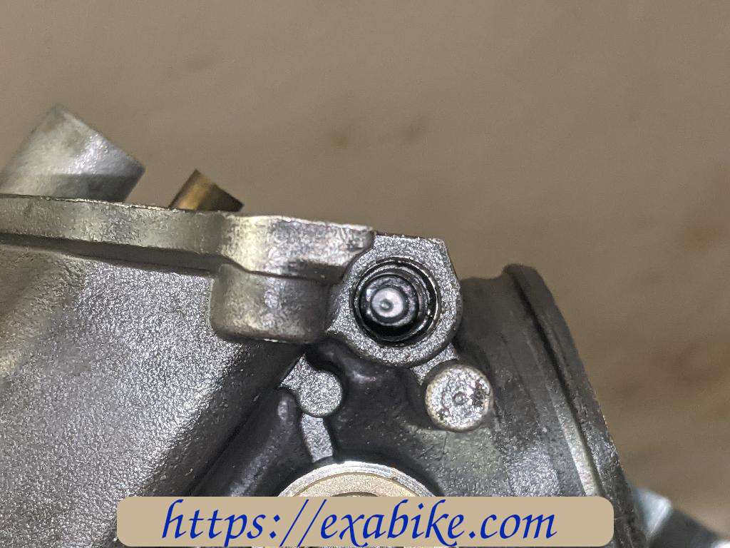 carburetor body, front Honda VT 250 - photo 5