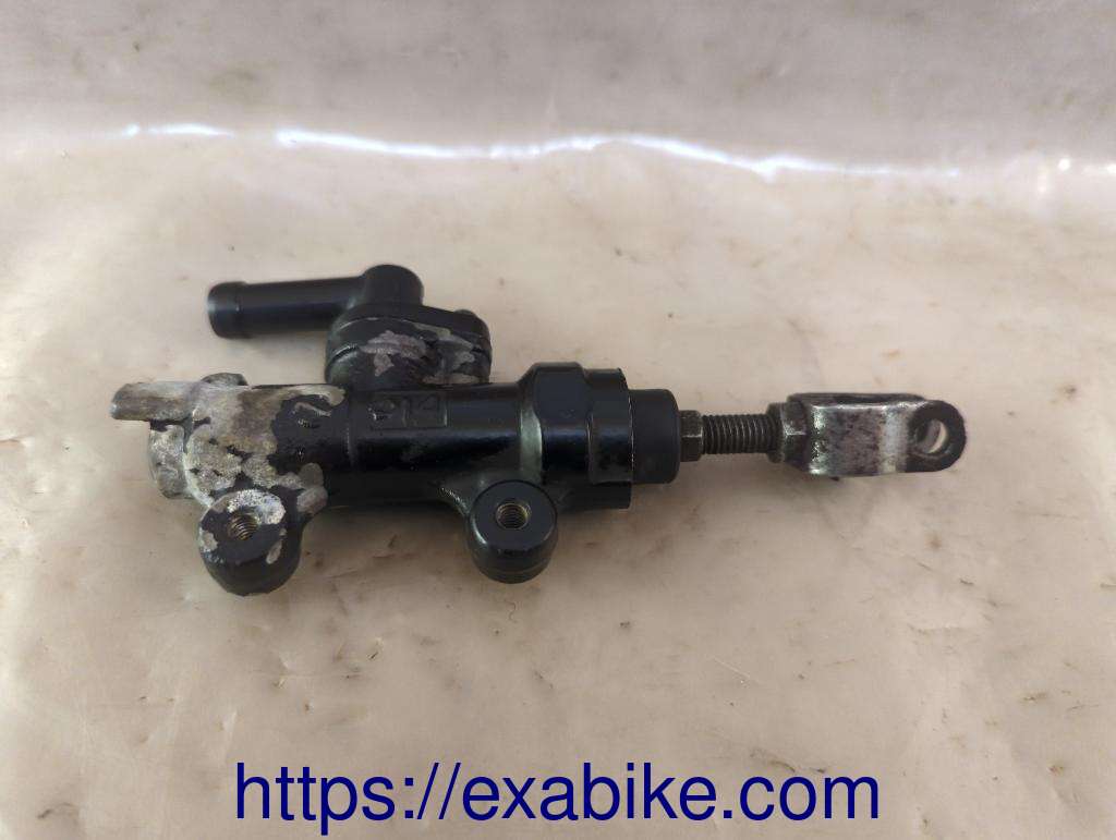 rear master cylinder Honda VF1000F - photo 1