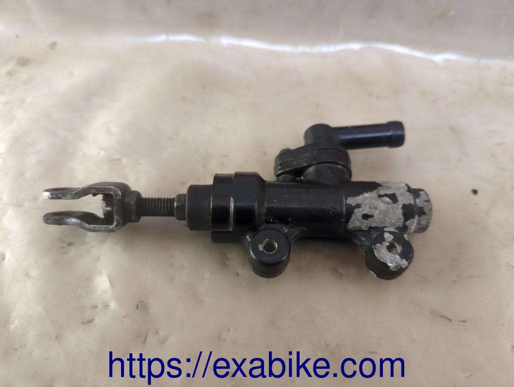 rear master cylinder Honda VF1000F - photo 2
