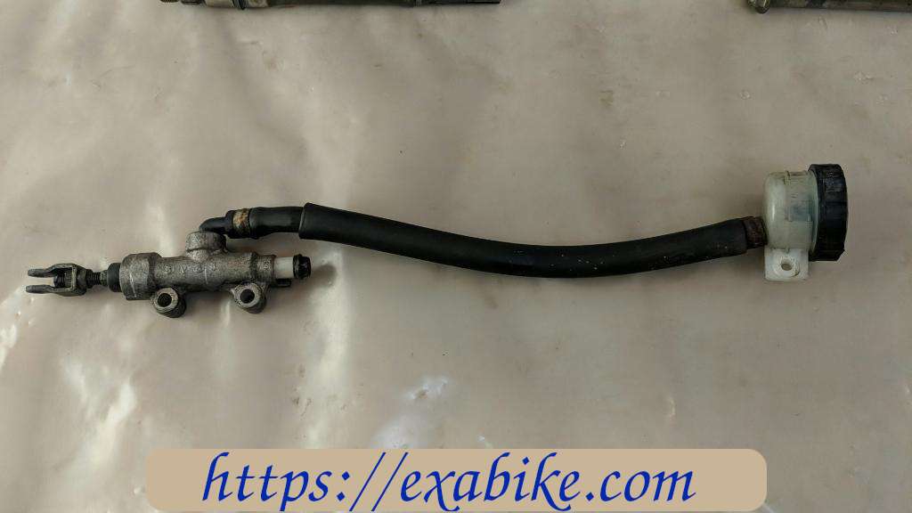 rear master cylinder Kawasaki ZZR 1100 - photo 1