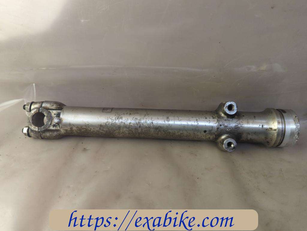 lower fork case, left Yamaha RD 125 - photo 2
