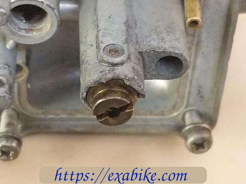 carburetor body, left Suzuki GT 380 - photo 5