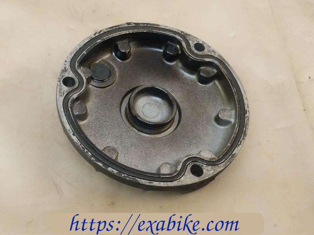 oil filter cover Suzuki GSX 550 - photo 2