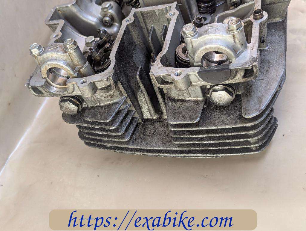 cylinder head Suzuki GSX 250 - photo 4