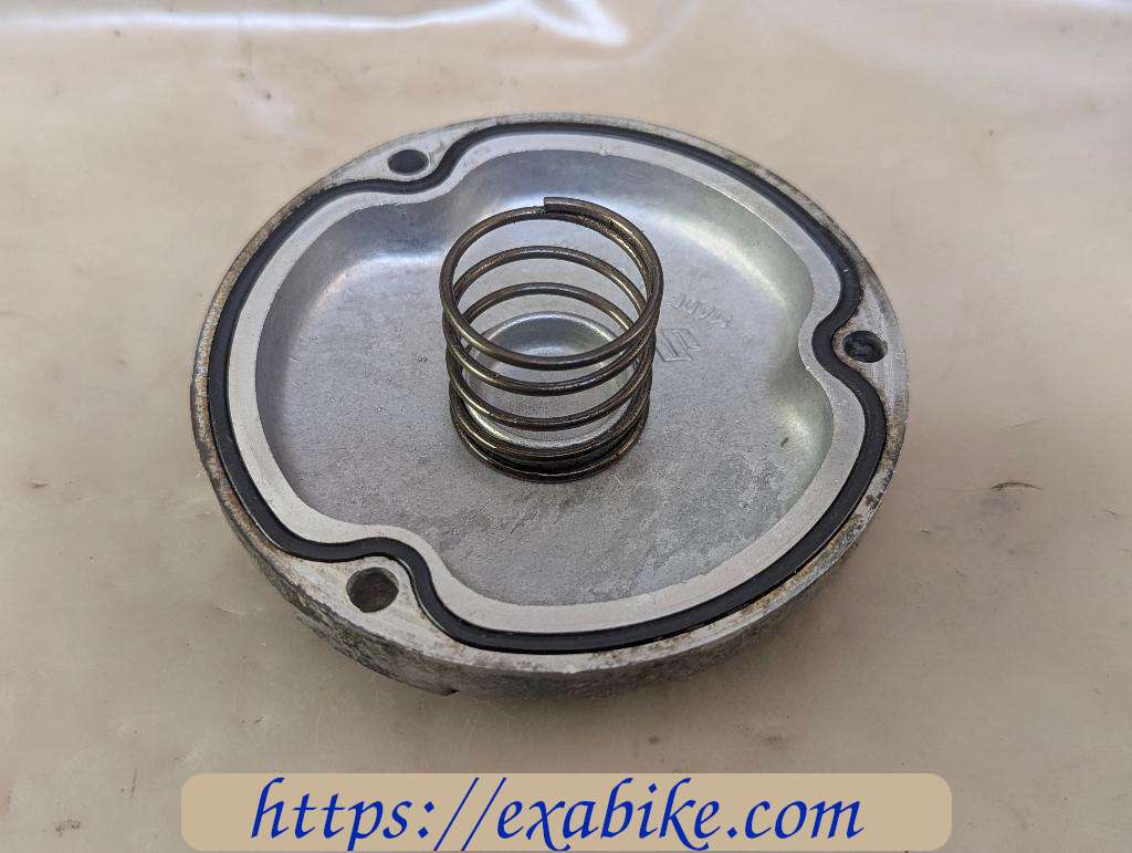 oil filter cover Suzuki GSX 250 - photo 2