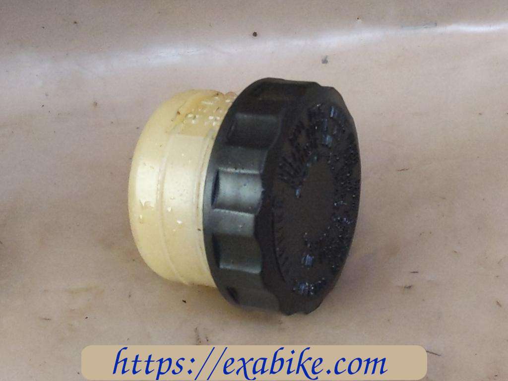 bocal de liquide de frein Kawasaki ZR-7 - photo 1