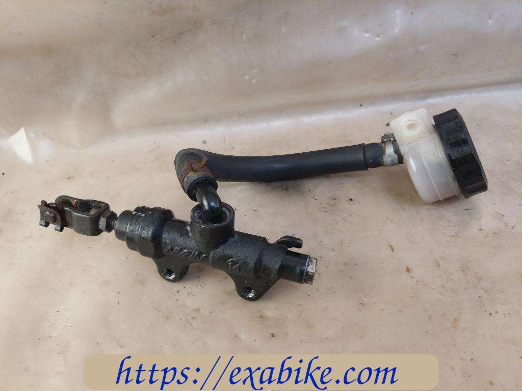 rear master cylinder Triumph Daytona T595 - photo 1