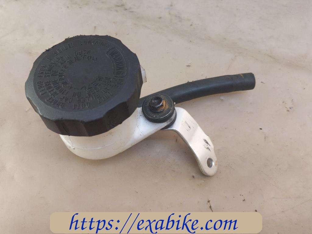 brake fluid reserve, front Honda CBR 600 RR - photo 1