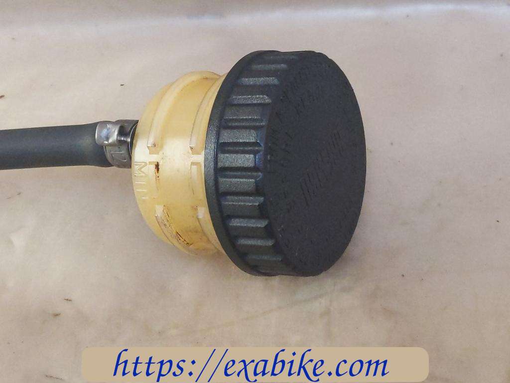 rear master cylinder BMW R850GS - photo 3