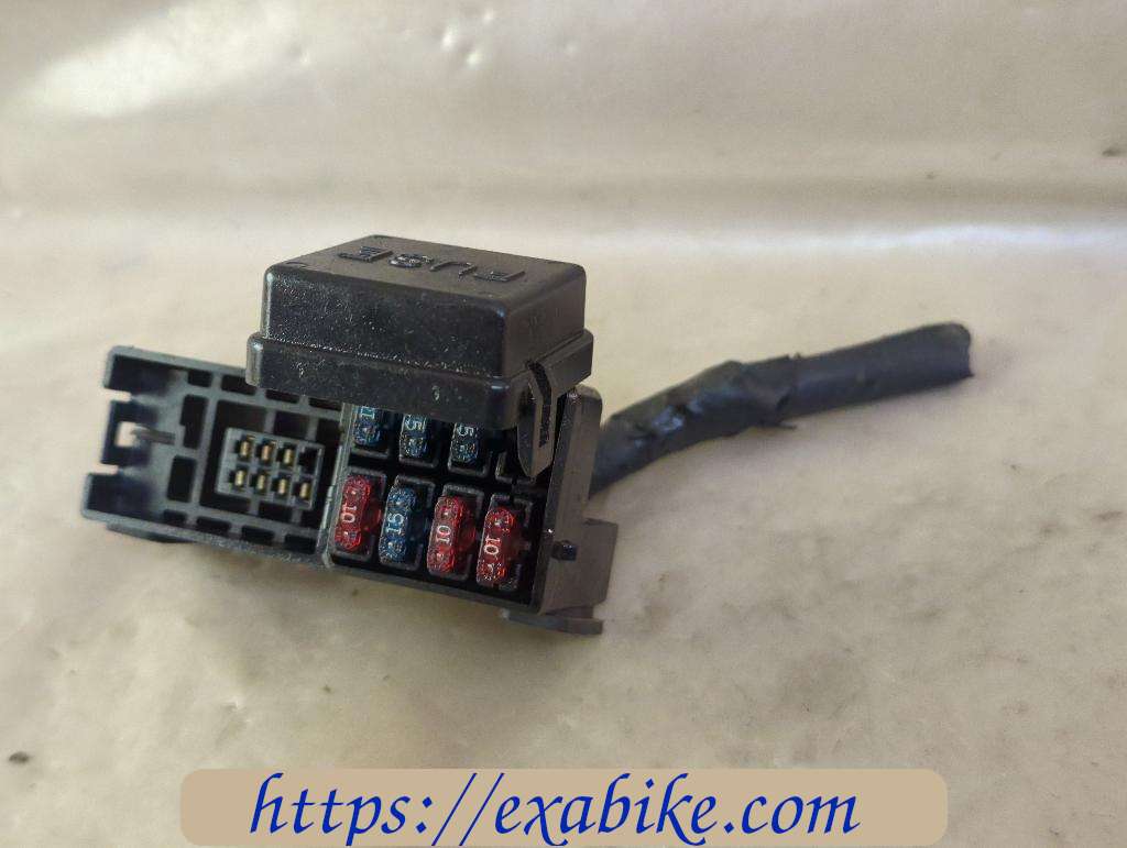 fuse box Suzuki GSXF 750 - photo 1