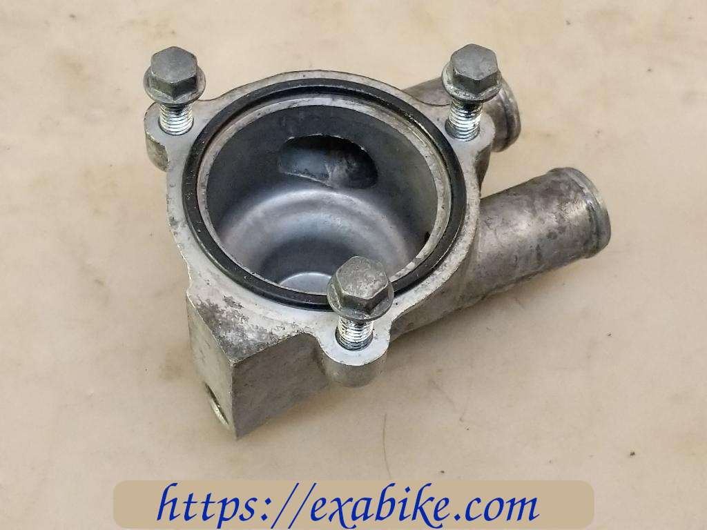 thermostat case Yamaha TZR 250 - photo 1