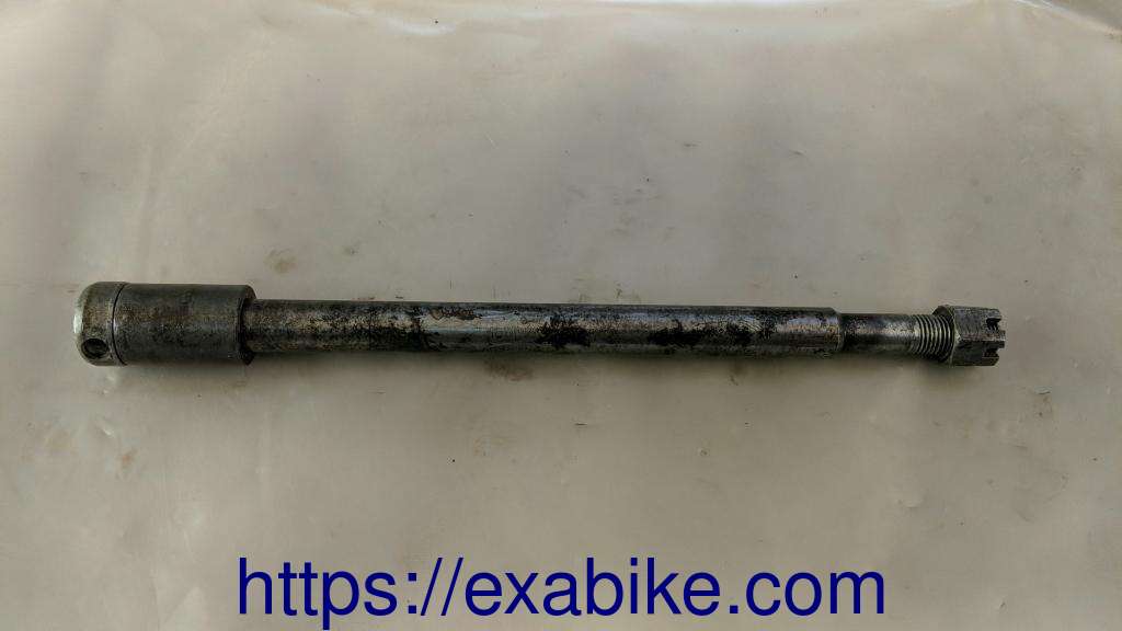 rear wheel axle Suzuki GT 125 - photo 1