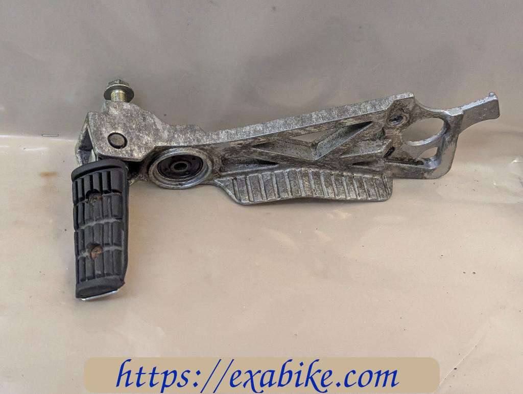 rear right older step Yamaha FZX 750 - photo 1